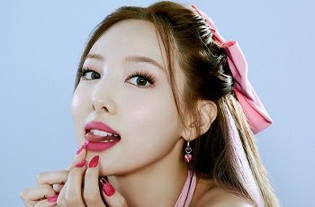 Nayeon đã trải qua ba cuộc hôn nhân với những người đàn ông giàu có